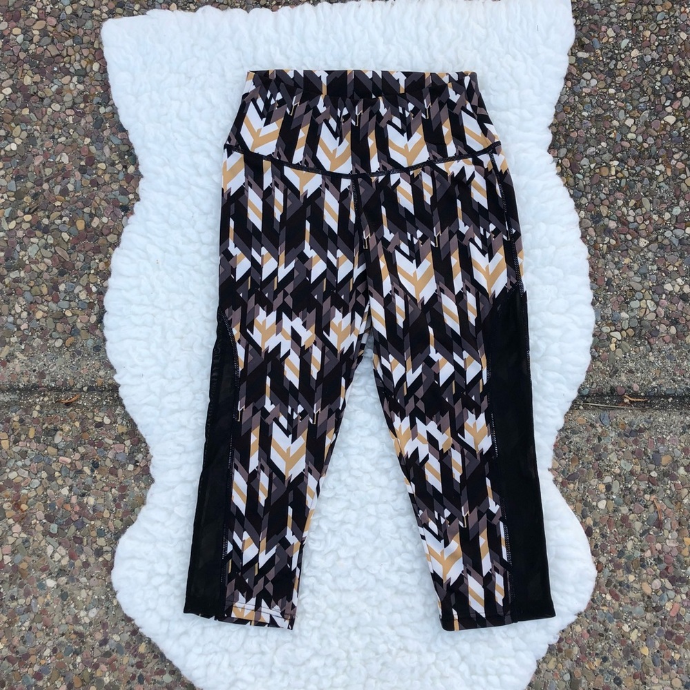 NWOT Capri Mesh Zig Zag Workout Leggings